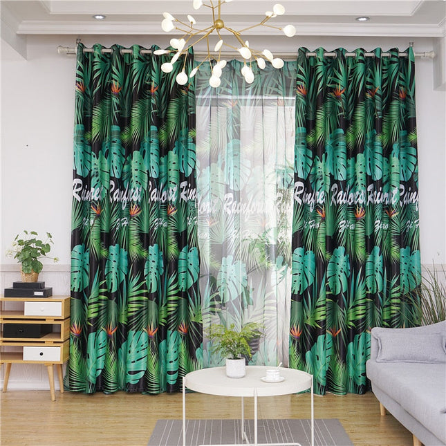 Mörkläggningsgardin med mörkt tropiskt mönster.