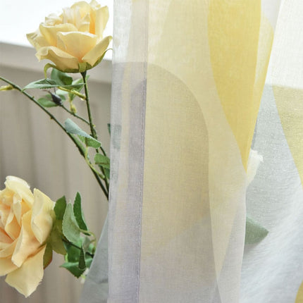 Tunn gardin med geometriskt mönster