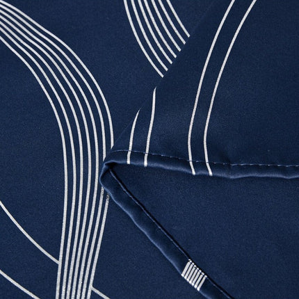 Blå mörkläggningsgardin med vågigt silvermönster