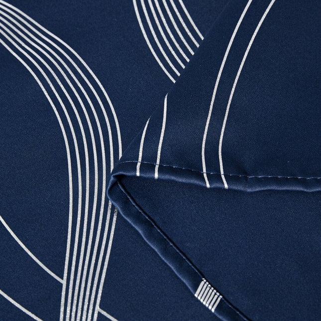 Blå mörkläggningsgardin med vågigt silvermönster