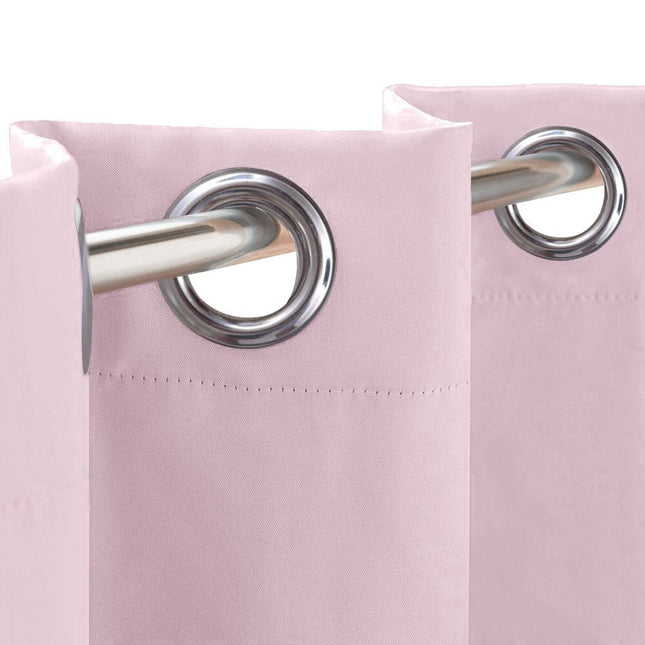 Enfärgad mörkläggningsgardin med moderna öljetter