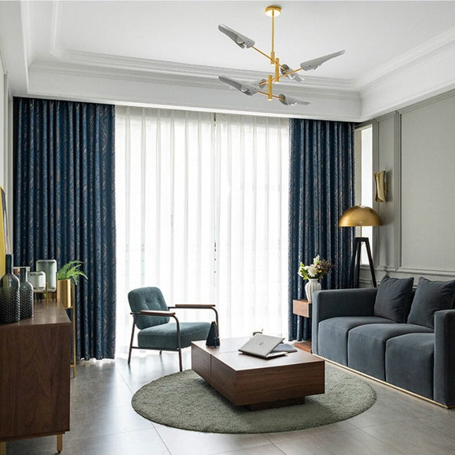 Nattblå mörkläggningsgardin med diskret mönster