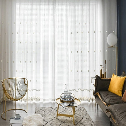 Vit tunn gardin med små blommor