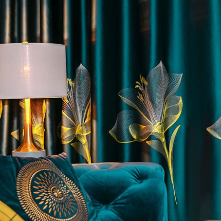 Petrolgrön mörkläggningsgardin med blommönster.