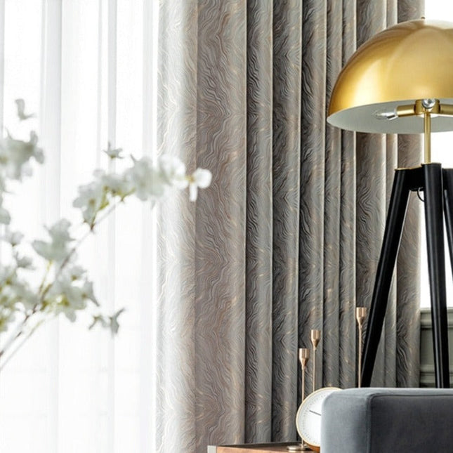 Silverfärgad mörkläggningsgardin med vågigt mönster