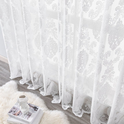 Tunn gardin med elegant damastmönster