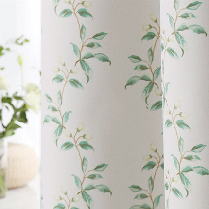 Mönstrad gardin med botaniskt lövtryck