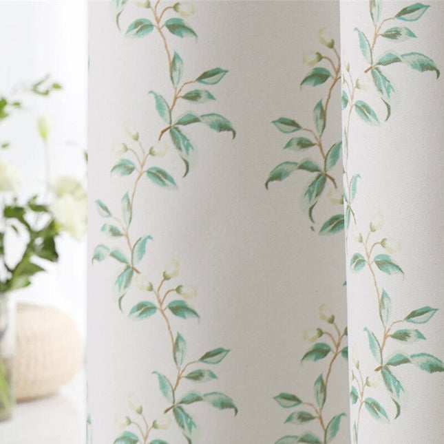 Mönstrad gardin med botaniskt lövtryck