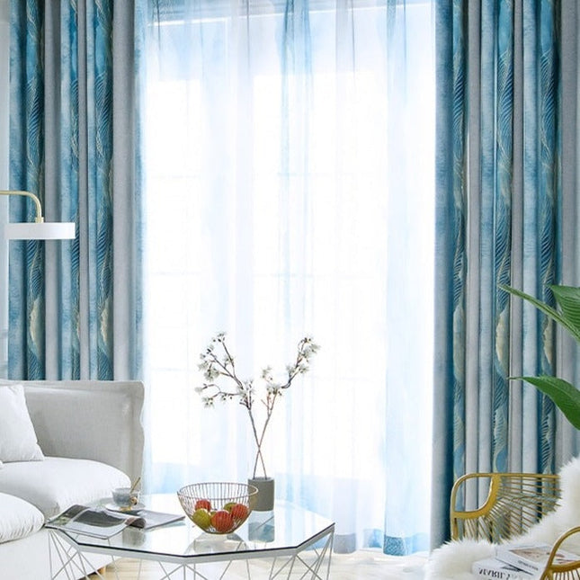 Tunn gardin med guldfärgade linjer