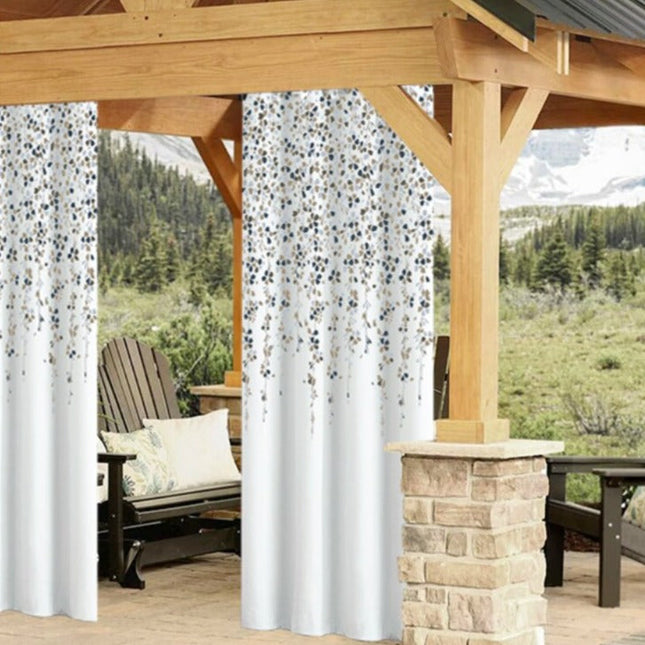 Gardin med mönster av fallande blommor