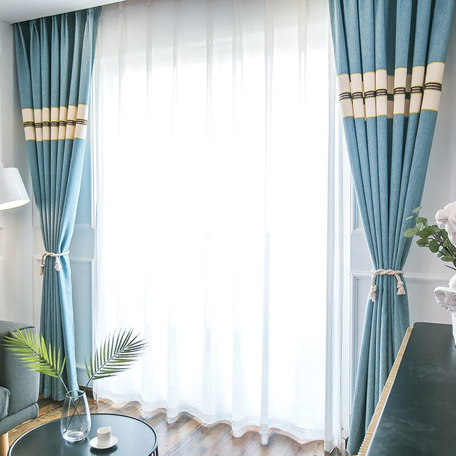 Blå gardin med dekorativ bård