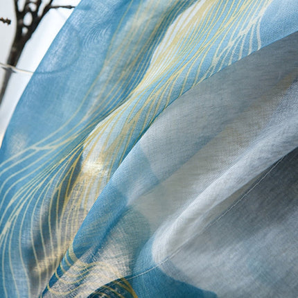 Tunn gardin med guldfärgade linjer