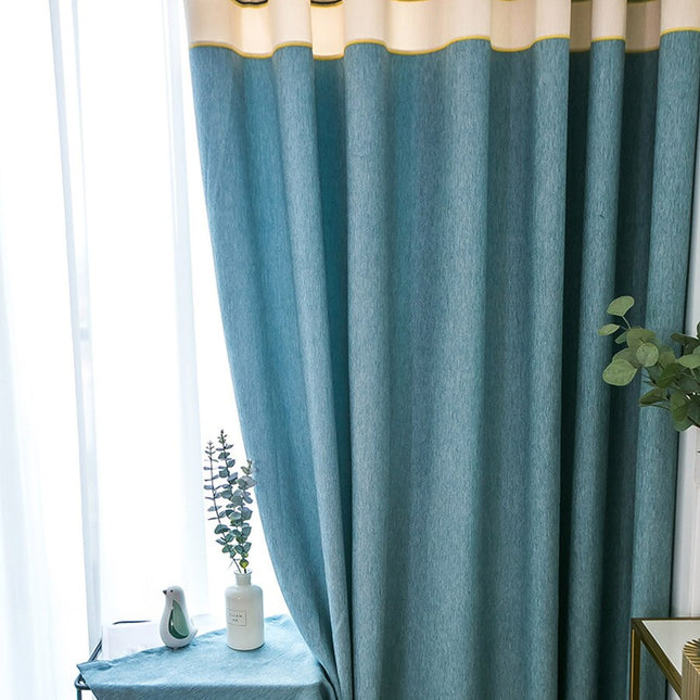 Blå gardin med dekorativ bård