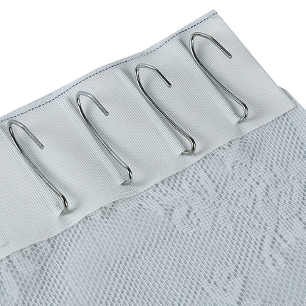 Vit romantisk spetsgardin med vågkant