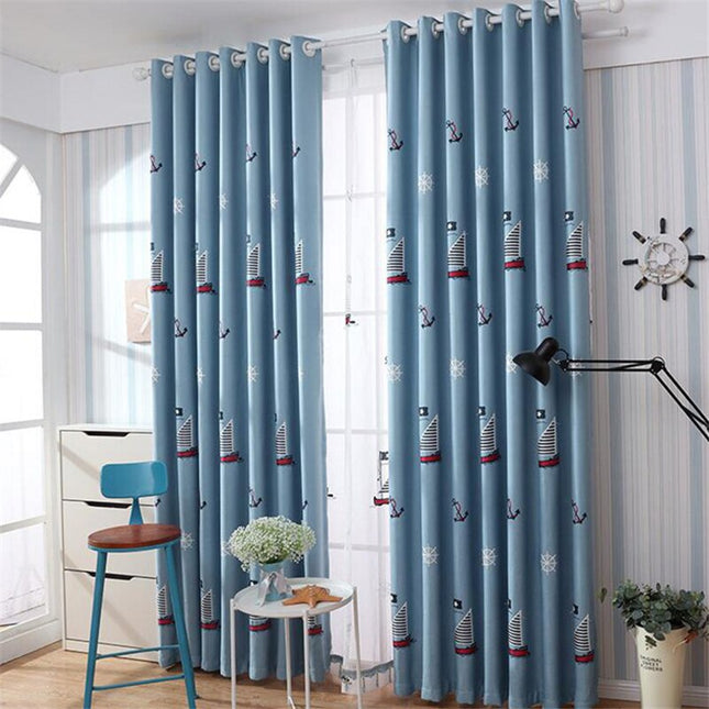 Tunn gardin med broderad segelbåt