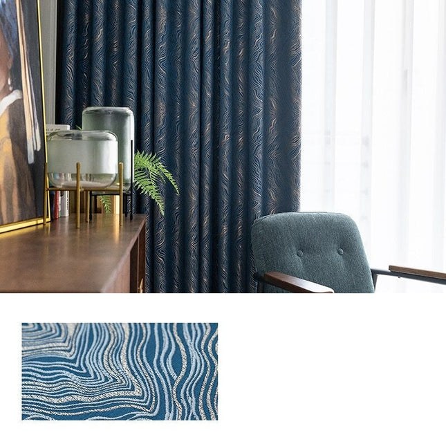 Nattblå mörkläggningsgardin med diskret mönster