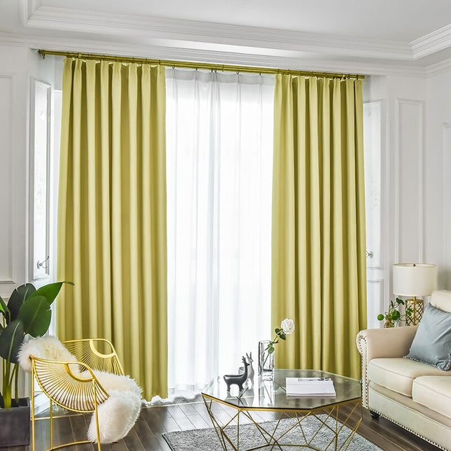 Gul gardin i skandinavisk stil