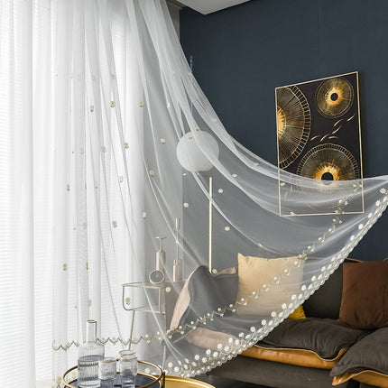 Vit tunn gardin med små blommor