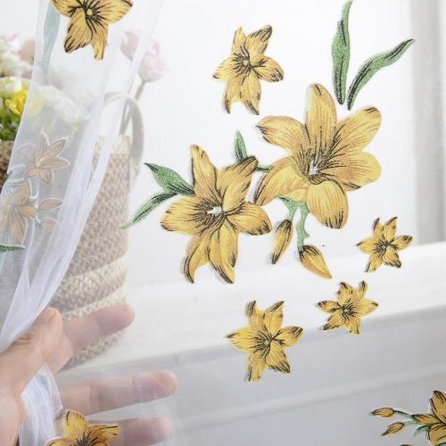 Tunn gardin med vackra broderade blommor