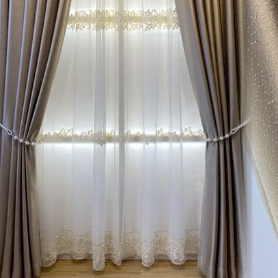 Lyxig tunn gardin med guldbrodyr