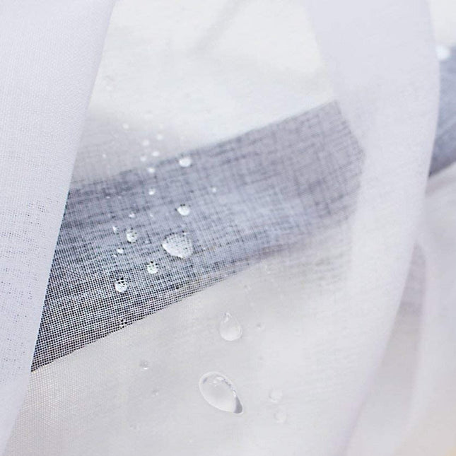 Utomhusgardin med breda hällor