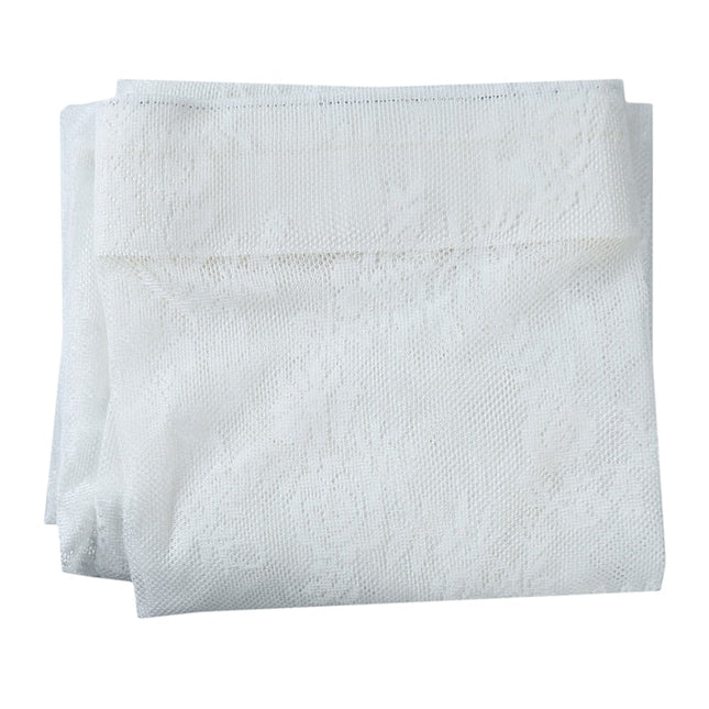 Vit romantisk spetsgardin med vågkant