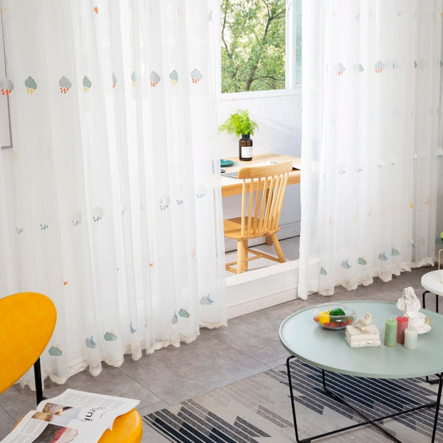 Broderad tunn gardin för barnrummet