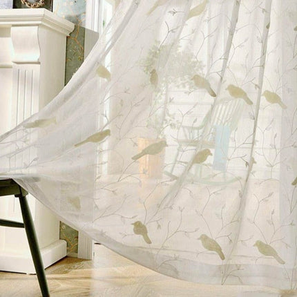 Tunn gardin med fåglar på kvist