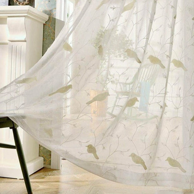 Tunn gardin med fåglar på kvist