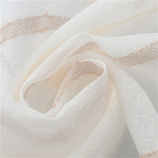 Tunn gardin med vertikalt vågmönster