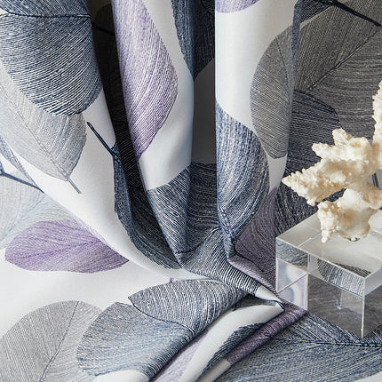 Mörkläggningsgardin med lila och gråa löv