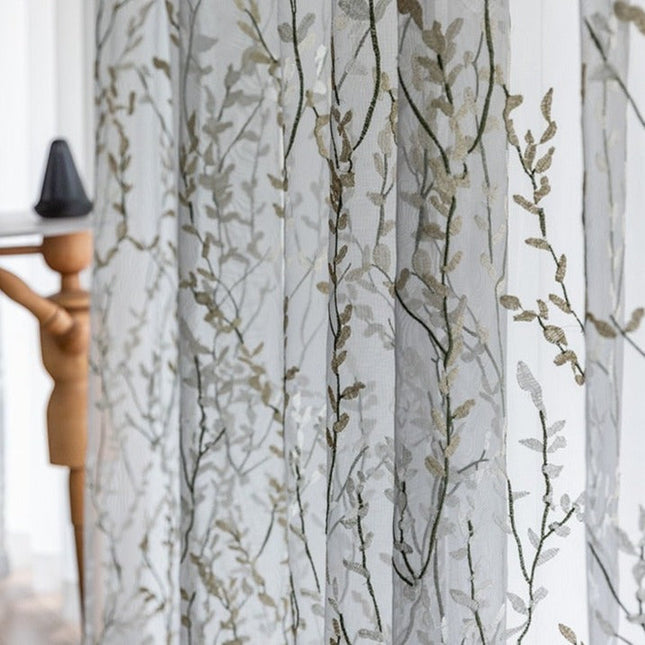 Skir gardin med broderat grenmönster