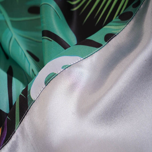 Mörkläggningsgardin med mörkt tropiskt mönster.