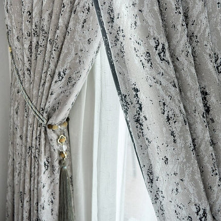 Grå mörkläggningsgardin med modernt mönster