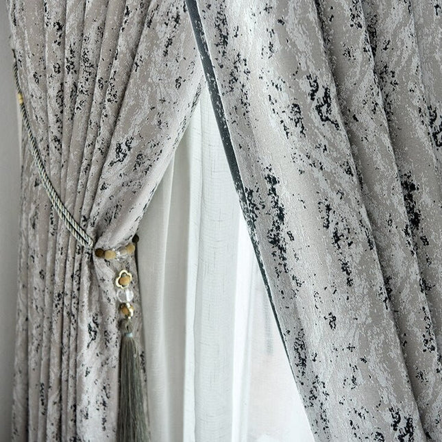 Grå mörkläggningsgardin med modernt mönster