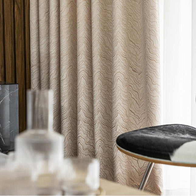 Brun mörkläggningsgardin Cavan med vågmönster