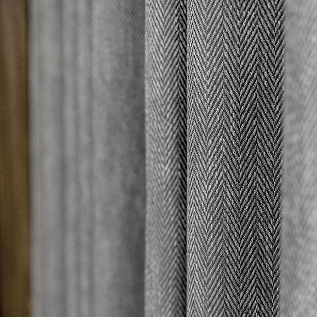 Mörkgrå mörkläggningsgardin Valego med fiskbensmönster