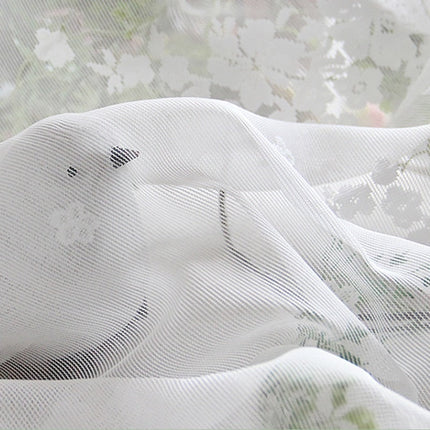 Vit voilegardin med fin textur