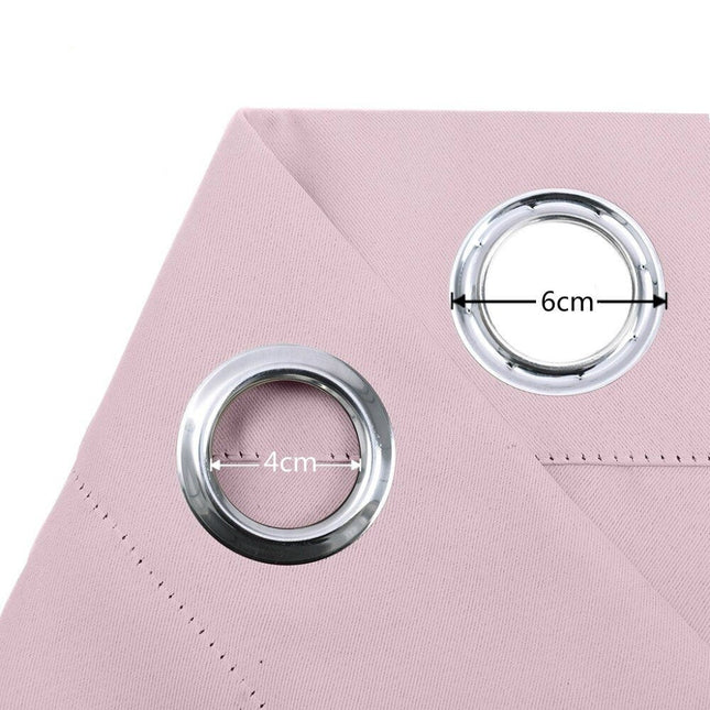 Enfärgad mörkläggningsgardin med moderna öljetter