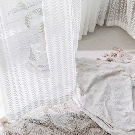 Ljusfiltrerande gardin med fiskbensmönster