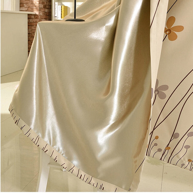 Mörkläggningsgardin med stiliserat blommönster