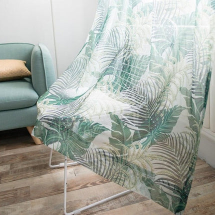Tunn gardin med tropiskt palmbladsmönster