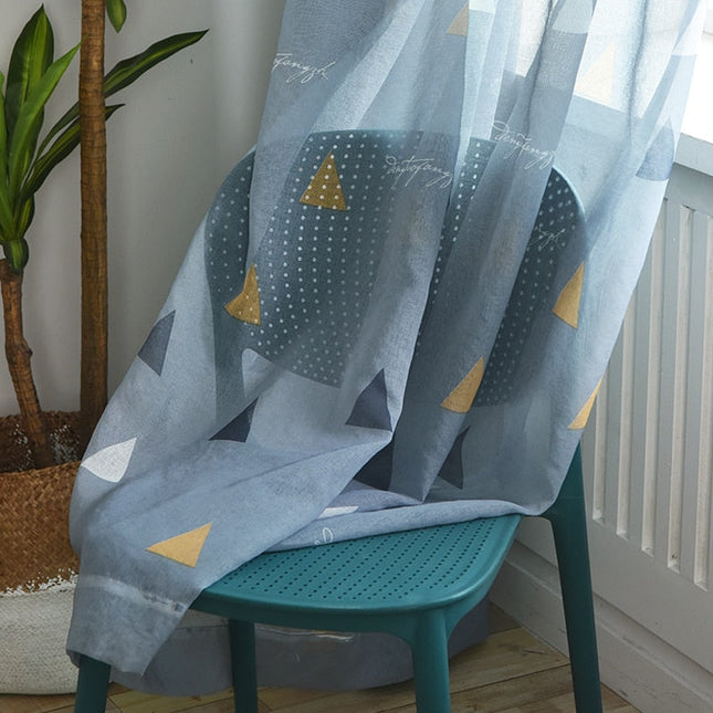 Tunn gardin med modernt triangelmönster