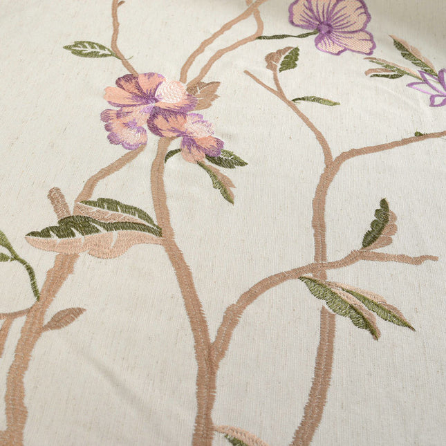 Gardin med broderade blommande grenar