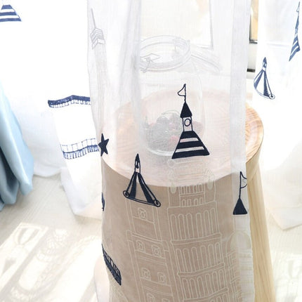 Voilegardin med marint broderat mönster