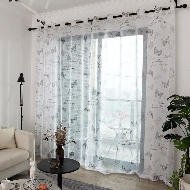 Tunn gardin med mönster av fjärilar