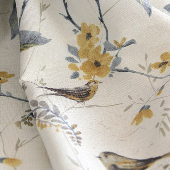 Gardin med mönster av fåglar och blommor