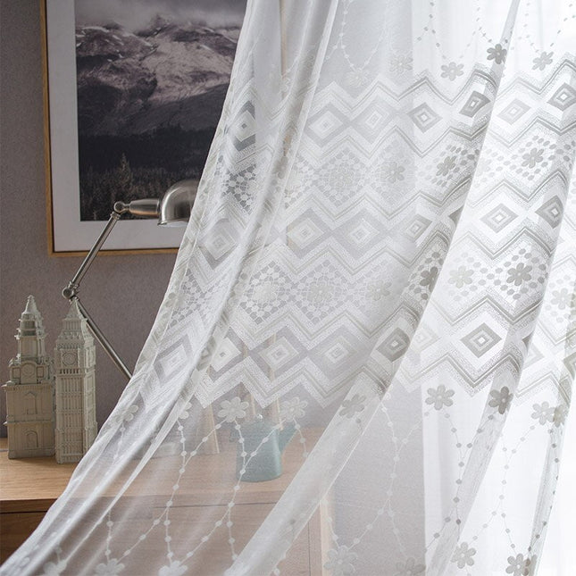 Tunn voilegardin med broderat mönster Ceira