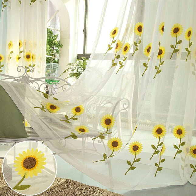Tunn gardin med broderade solrosor