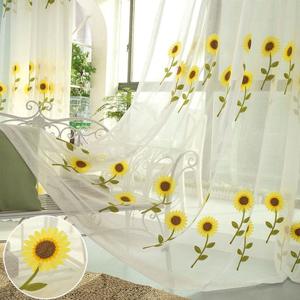 Tunn gardin med broderade solrosor